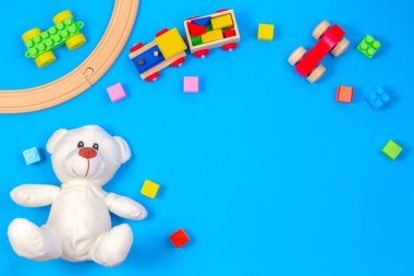 Oyuncak oyuncaklar oyuncak ayı, ahşap tren ve renkli bloklar
