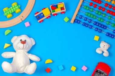 Çocuklar oyuncak mavi arka plan karede. Üstten Görünüm. Düz yatıyordu. Metin için yer kopyalayın