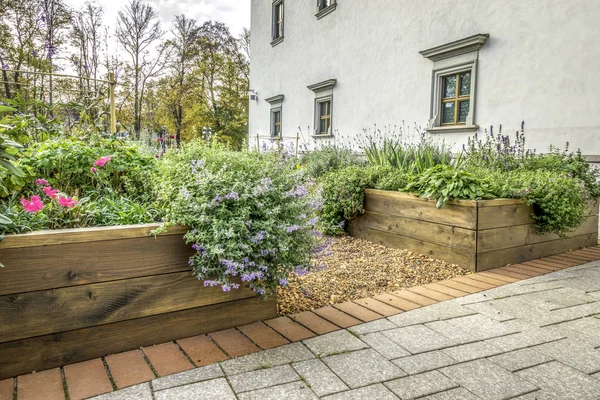 Beete in einem städtischen Garten, in dem Kräuter, Gewürze, Beeren und Gemüse angebaut werden — Stockfoto