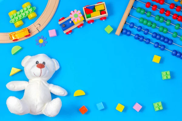 Crianças brinquedos moldura no fundo azul. Vista superior. Deitado. Espaço de cópia para texto — Fotografia de Stock