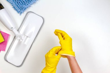 Ev, Kat Hizmetleri, ev içi, hizmet anlayışı temizlik işleri. Eller kadın sarı lastik eldiven üzerinde koyarak