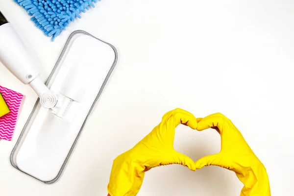 Huishoudelijk werk, huishouden, huishouden, schoonmaken dienstverleningsconcept. Schoonmaak spray mop, hand rags, sponzen en vrouw met rubberen handschoenen in de vorm van hart — Stockfoto