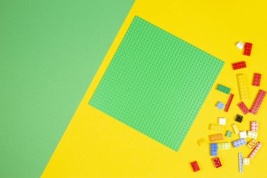 Vilnius, Litvanya - 23 Şubat 2019. Tablo renkli lego blokları. Üstten Görünüm