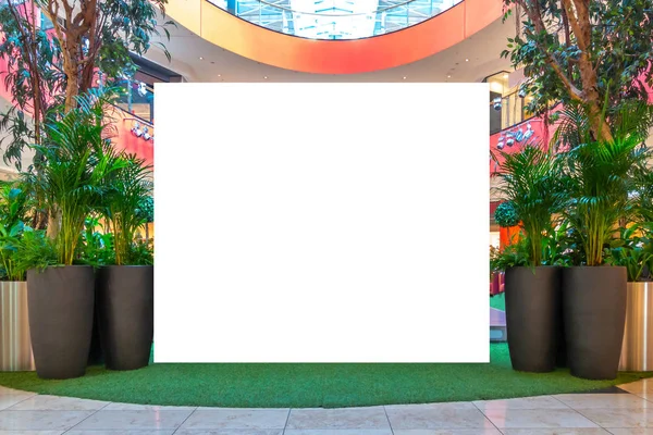 Faz asneira. outdoor em branco, exibição de tela de placa de publicidade no centro comercial moderno — Fotografia de Stock
