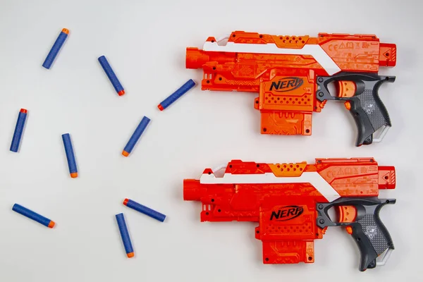 Vilnius, Lithuaania - 5 Mart 2019: Nerf N-Strike Elite Stryfe Blaster ve yedek kurşun Dart beyaz arka plan üzerinde