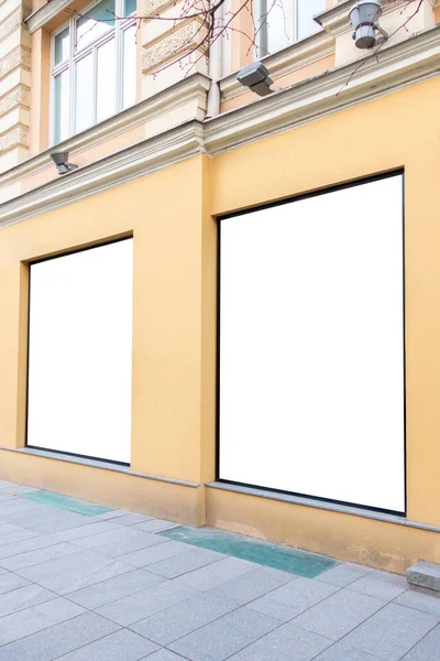 Makiety. Dwa puste reklama tablice reklamowe, szyldy, sklep prezentuje okno na ścianie — Zdjęcie stockowe