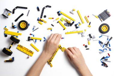 Robot araba yapma evlat eller. Robot, öğrenme, teknoloji, kök Eğitim Çocuk arka planı için