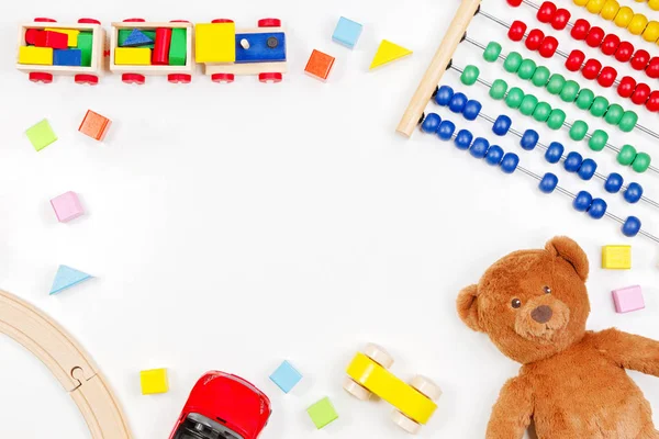 Bambino bambini giocattoli sfondo con orsacchiotto, attrezzi giocattolo, treno in legno, auto e blocchi colorati. Vista dall'alto, piatta — Foto Stock