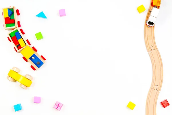 Criancinhas do Toyd. Trem de madeira e trilhos, carro de brinquedo, blocos coloridos no fundo branco — Fotografia de Stock