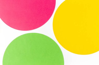 Renk kağıt arka plan. Pastel Yeşil, yelllow ve kırmızı renk beyaz arka plan daire şekli geometri kompozisyonu yuvarlak. Üstten Görünüm