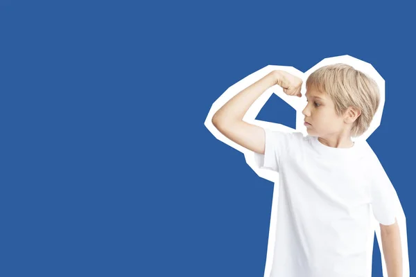 Collage i tidningen stil och pop art stil. Pojke visar hans hand biceps muskler styrka på blå bakgrund — Stockfoto