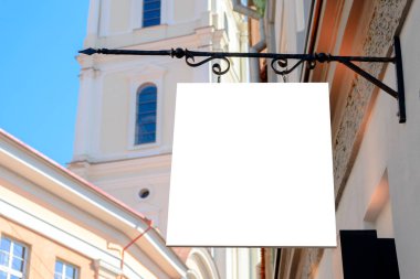 Model yap. Klasik mimari binasının duvarında dikdörtgen şekilli tabela