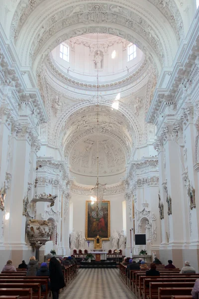 Wilno, Litwa-12 kwietnia 2019: wnętrze kościoła Piotra i Pawła w Wilnie, Litwa — Zdjęcie stockowe