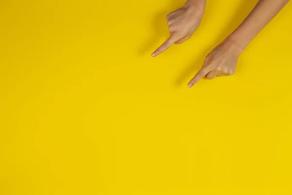 Niño manos dedos apuntando sobre fondo amarillo — Foto de Stock