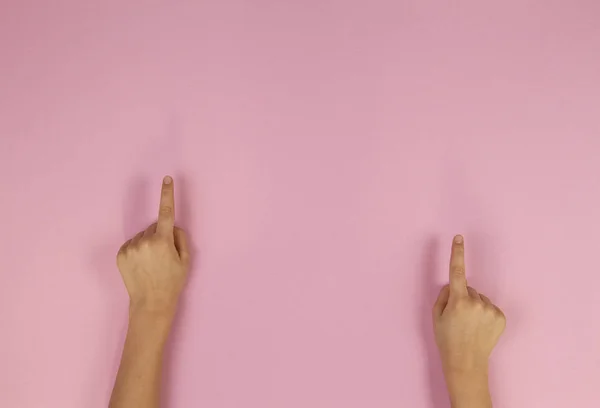Niño manos dedos apuntando sobre fondo rosa claro — Foto de Stock