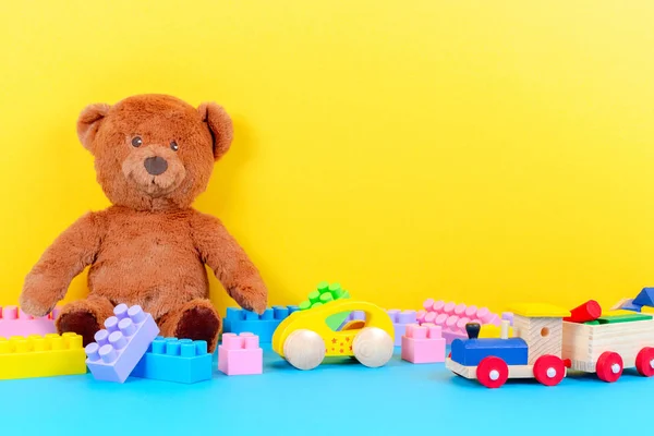 Bebê criança brinquedos coleção no fundo azul e amarelo — Fotografia de Stock