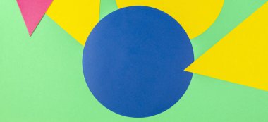 Soyut renkli kağıt dokusu arkaplanı. Açık yeşil arkaplanda renkli yuvarlak üçgen geometri kompozisyonu. Üst görünüm