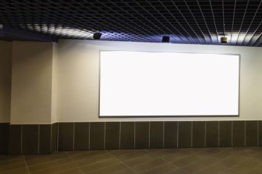 Dalga geç. Bina içinde duvarda büyük yatay boş beyaz billboard