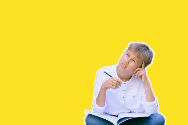 Collage i Magazine Style. Barn lärande, tänkande över gul bakgrund — Stockfoto