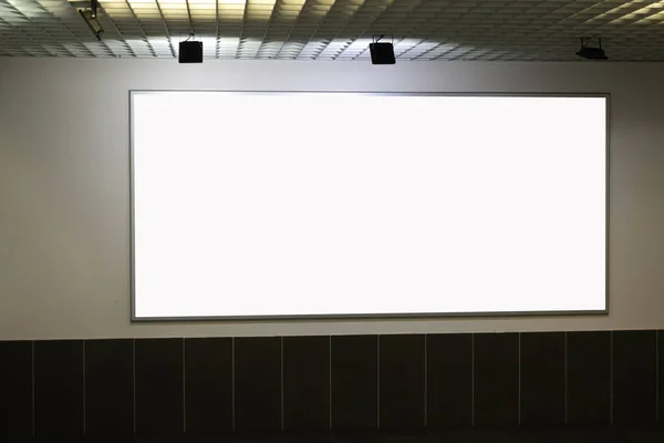Κάντο. Μεγάλη οριζόντια κενή λευκή πινακίδα στον τοίχο μέσα στο κτίριο — Φωτογραφία Αρχείου