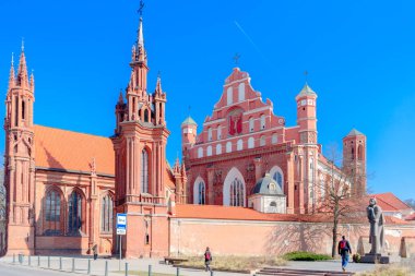 Vilnius, Litvanya - 29 Mart 2019: Vilnius, Litvanya'daki St. Anne kilisesi ve Bernardine Kilisesi