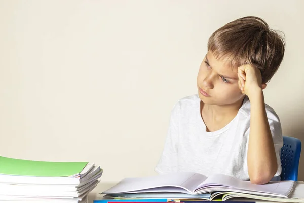 Cansado chateado estudante com pilha de livros escolares e cadernos — Fotografia de Stock