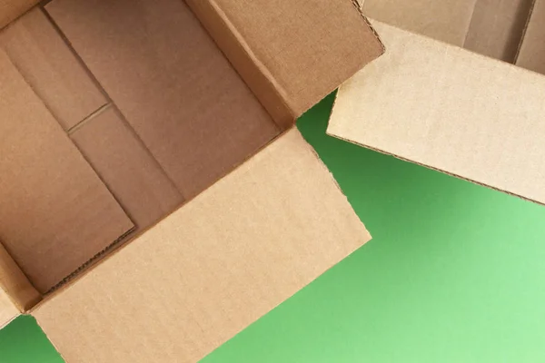 Порожні відкриті картонні коробки на синьому фоні — стокове фото