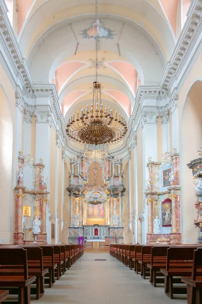 Vilnius, Litvánia-12 március 2019: a templom és kolostor Szent Fülöp-és Szent Jakab apostol a Vilnius belvárosában — Stock Fotó