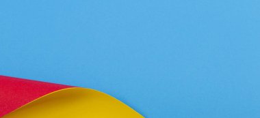 Soyut renkli arkaplan. Geometrik şekillerde sarı kırmızı mavi renkli kağıt