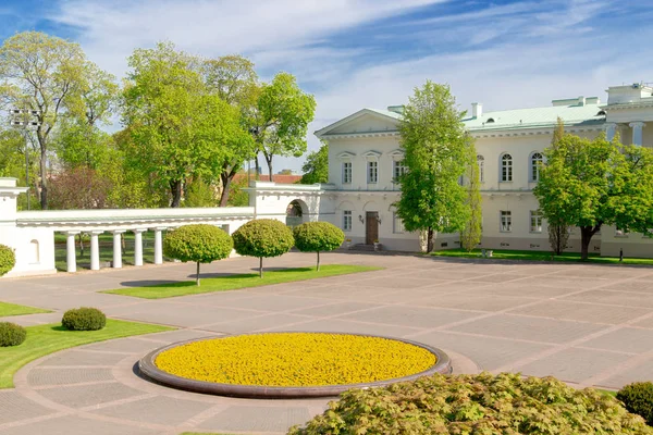 Vilnius, Litvanya - 15 Mayıs 2018: Başkanlık Sarayı ve Vilnius, Litvanya'da arka bahçe
