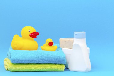 Mavi arka plan üzerinde sarı kauçuk ördekler ile banyo için bebek aksesuarları