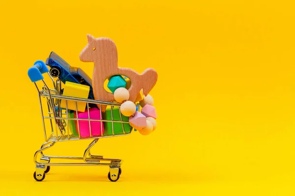 Carrinho de compras ou carrinho de supermercado cheio de números coloridos no fundo amarelo — Fotografia de Stock