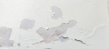 Eski yıpranmış boyalı duvar arka plan dokusu. Beyaz kirli soyulmuş alçı duvar boya pulları düşen ile.