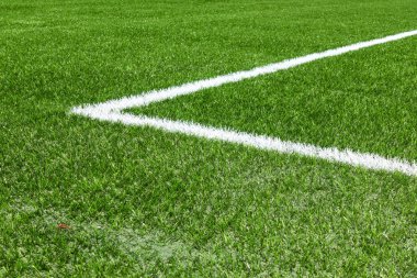 Yeşil Sentetik-Suni çim futbol spor sahası beyaz köşe şerit çizgi ile