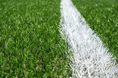 Yeşil Sentetik-Suni çim futbol spor sahası beyaz şerit çizgi ile