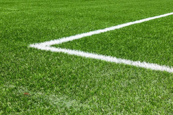 Πράσινο συνθετικό τεχνητή χόρτο γήπεδο ποδοσφαίρου σπορ με λευκό γωνία λωρίδα γραμμή — Φωτογραφία Αρχείου