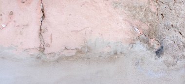 Eski yıpranmış boyalı duvar arka plan dokusu. Beyaz ve pembe kirli soyulmuş alçı duvar boya pulları düşen ile