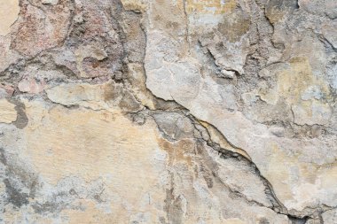 Dokulu grunge arkaplanı. Çok katmanlı çatlak kaplamalı eski duvarlar. Beyazlatılmış duvarda derin bir deseni olan Grunge dokusu.