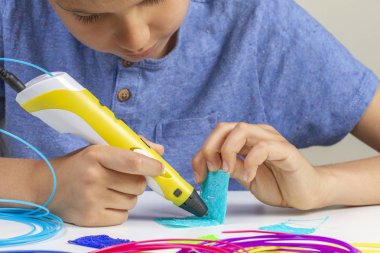 3d baskı kalemi ile çocuk yeni öğe oluşturma