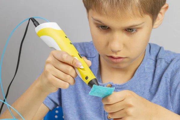 Menino criando com caneta de impressão 3d novo objeto — Fotografia de Stock