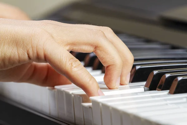 Vista de cerca de las manos de los niños tocando en el teclado del piano —  Fotos de Stock