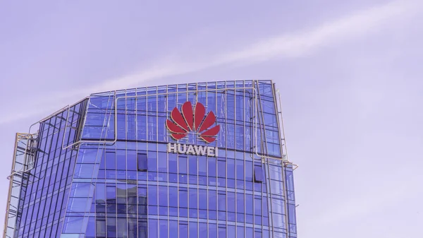 Vilnius, Lituania - 03 de junio de 2019: logotipo de Huawei en la pared del edificio moderno. Huawei es una empresa tecnológica multinacional china — Foto de Stock