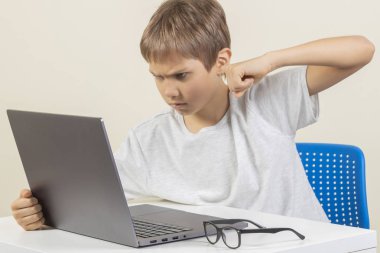 Kızgın genç çocuk dizüstü bilgisayar vurmak istiyorum