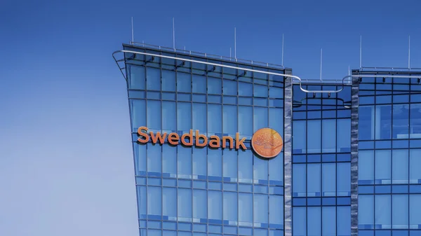 Vilnius, Litouwen-juni 03, 2019: het kantoor en het logo van Swedbank in Vilnius Litouwen. Swedbank is de leidende Bank in Zweden Estland Letland en Litouwen — Stockfoto