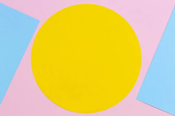 Textura fondo de papeles de moda en estilo de geometría memphis. Colores amarillo, azul claro y rosa pastel. Vista superior, plano — Foto de Stock