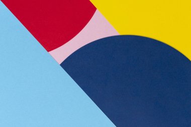 Memphis geometri tarzında moda kağıtları doku arka plan. Sarı, mavi, açık mavi, kırmızı ve pastel pembe renkler. Üst görünüm, düz yatıyordu