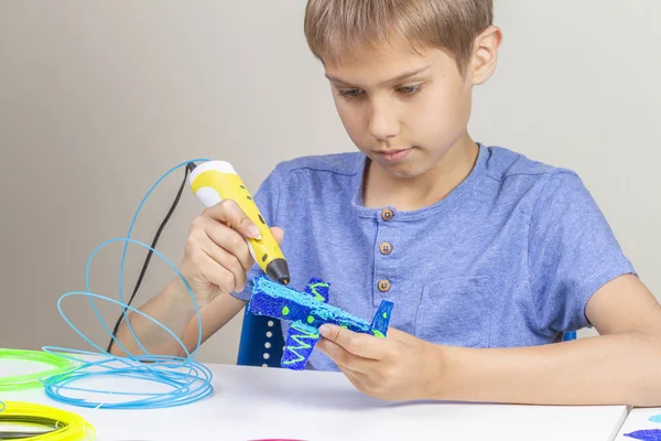 Jovem menino criando com impressão 3d caneta novo objeto — Fotografia de Stock