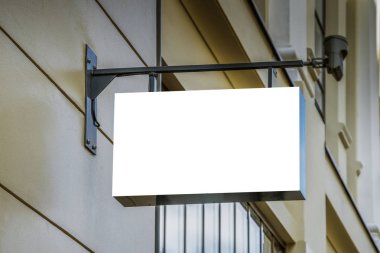 Dalga geç. Klasik mimari binada boş beyaz tabela.