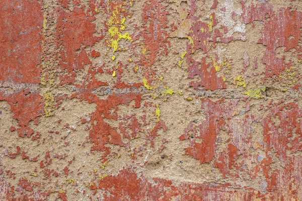 Vieux fissuré altéré shabby rouge jaune peint plâtré fond de bannière de mur pelé. — Photo