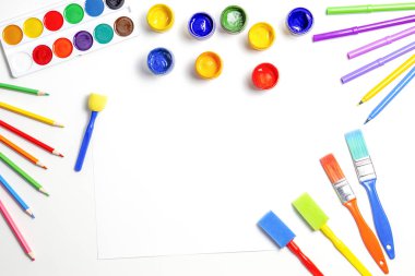 Sanat ile yaratıcı arka plan beyaz arka plan üzerinde malzemeleri